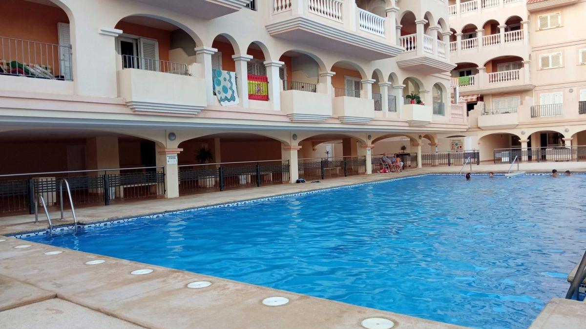 Piscina comunitaria en una urbanización.