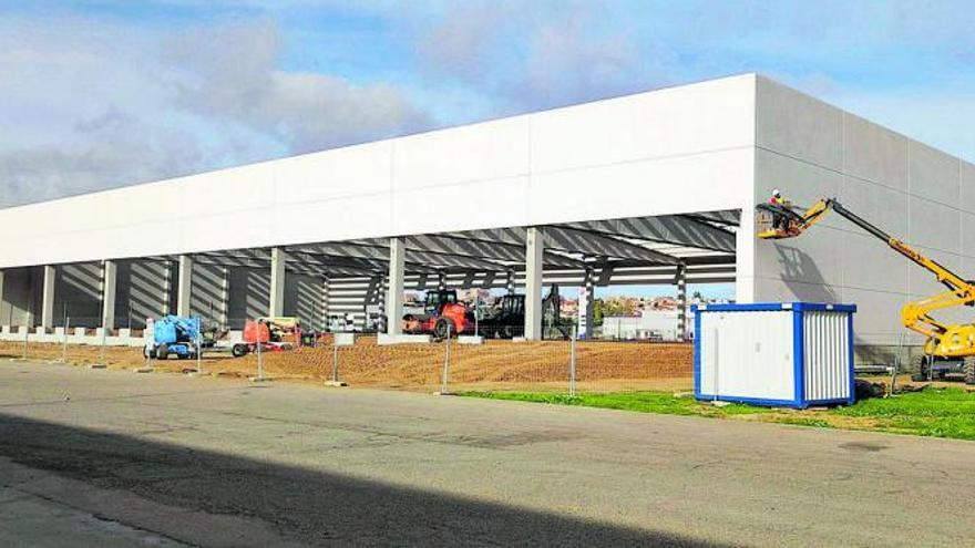 Una de las dos nuevas naves en construcción en el Centro de Transportes y Logística de Benavente. | J. A. G.