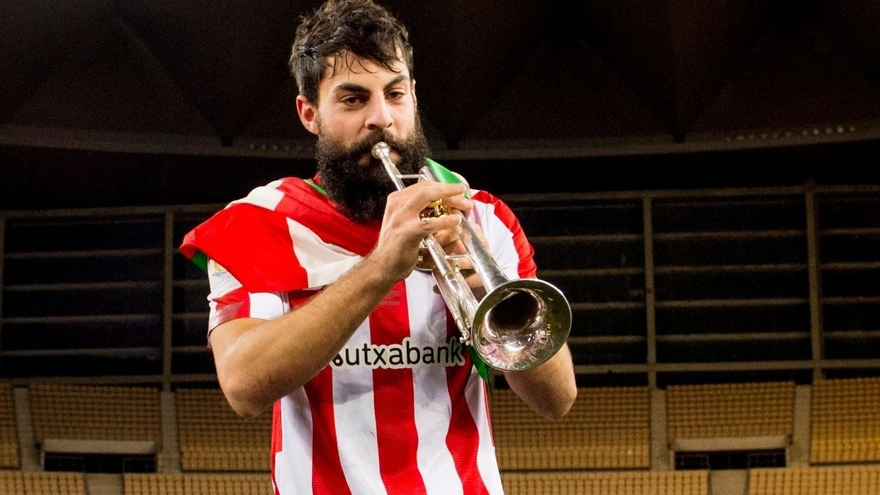 SUPERCOPA: ¡La ocasión lo merecía! Asier Villalibre sacó la famosa trompeta en la fiesta del Athletic Club