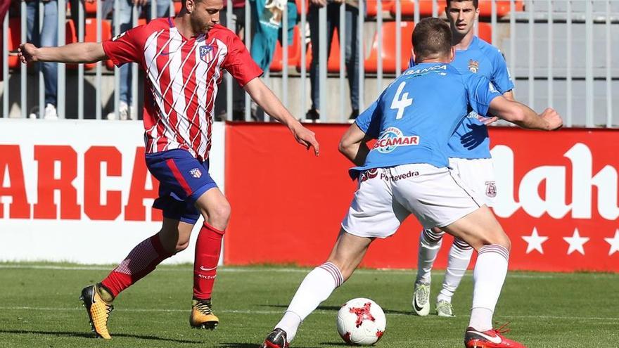 Dos jugadores del Pontevedra pugnan con uno del Atlético B en el partido de esta tarde en el Cerro del Espino.