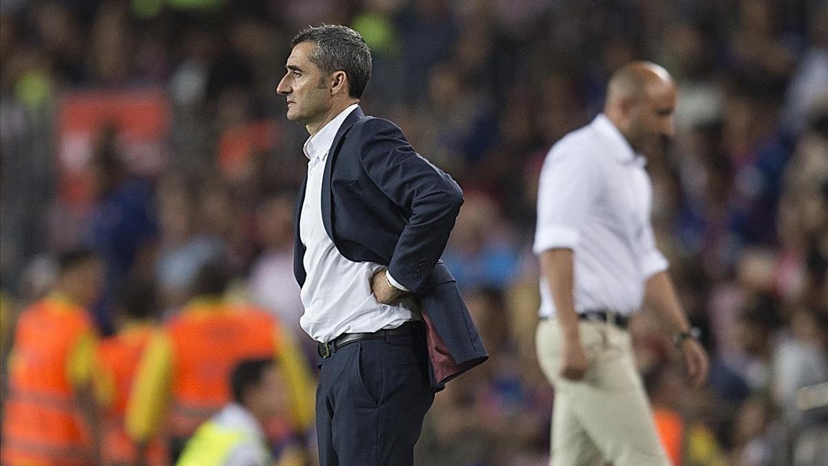 Valverde, en la banda, durante el partido con el Alavés con la figura de Pitu Abelardo, al fondo