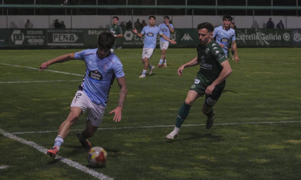 Gavián trata de salvar el balón cerca de la línea de fondo.
