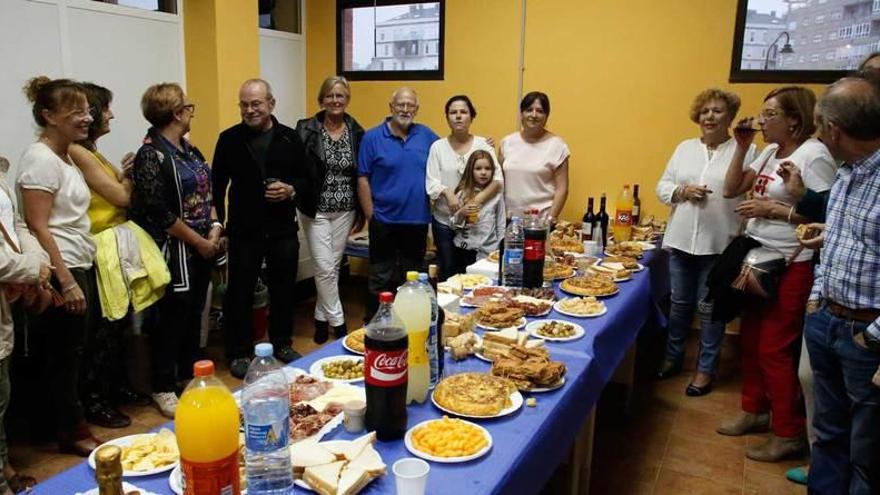 Participantes en la inauguración del local.