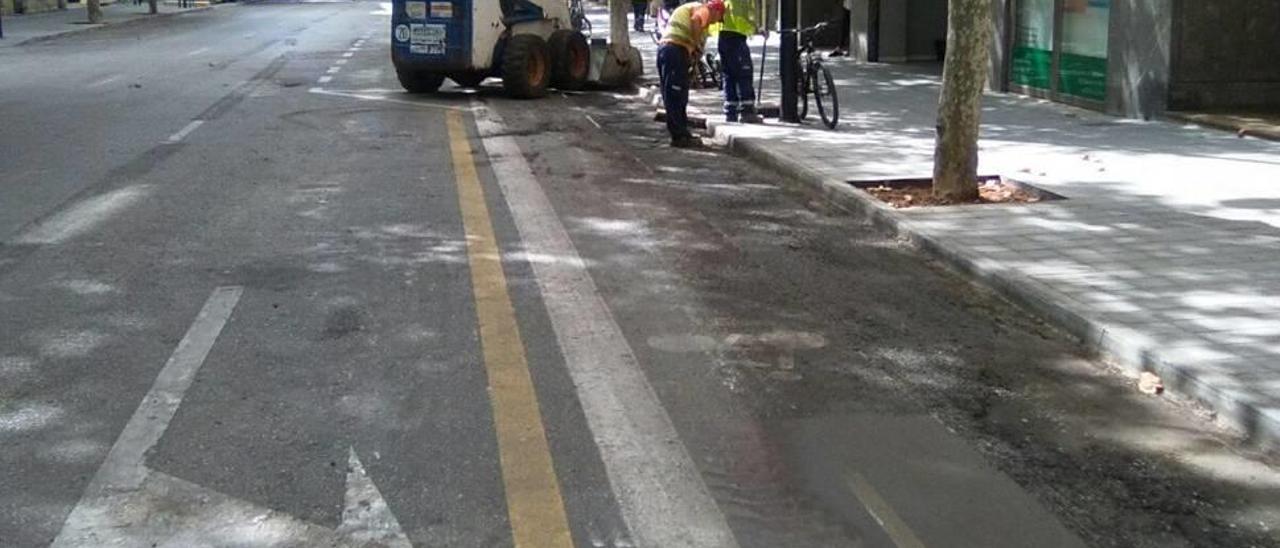 Los operarios desmontan ahora el carril bici de la calle de Jesús, estrenado el pasado febrero.