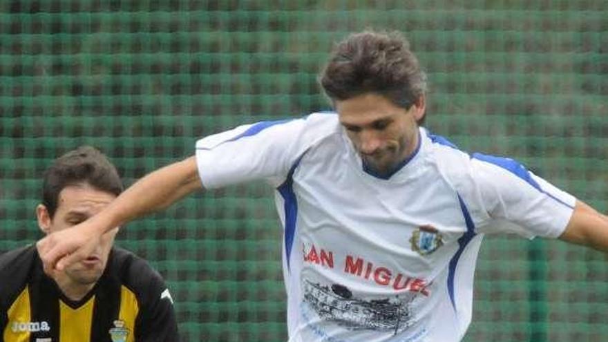 Un jugador del Marcón en un partido de esta temporada. // G. Santos