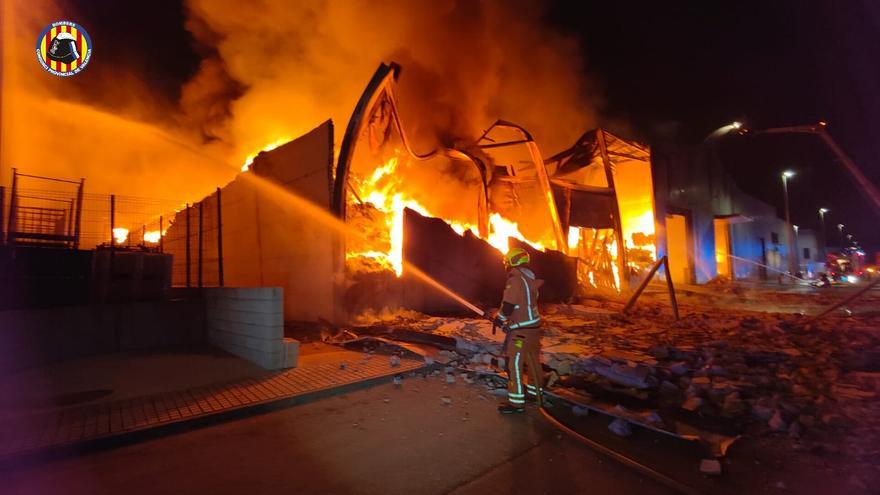 Un incendio en Aielo de Malferit arrasa dos naves industriales de una empresa textil