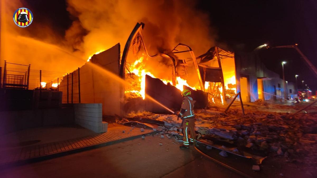 Trabajos de extinción del fuego.