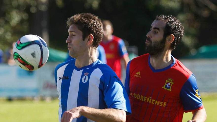 Luismi intenta controlar el balón presionado por Abraham.