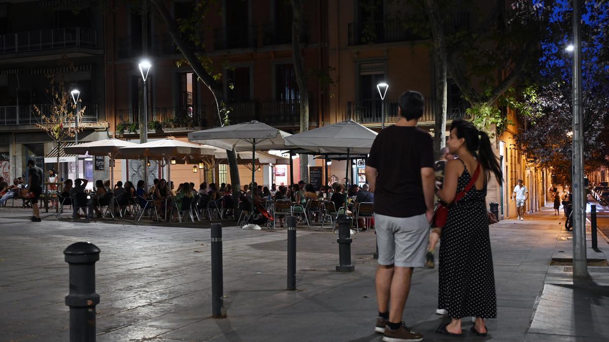 Terrazas en la plaza de la Virreina, en Gràcia, por la noche.