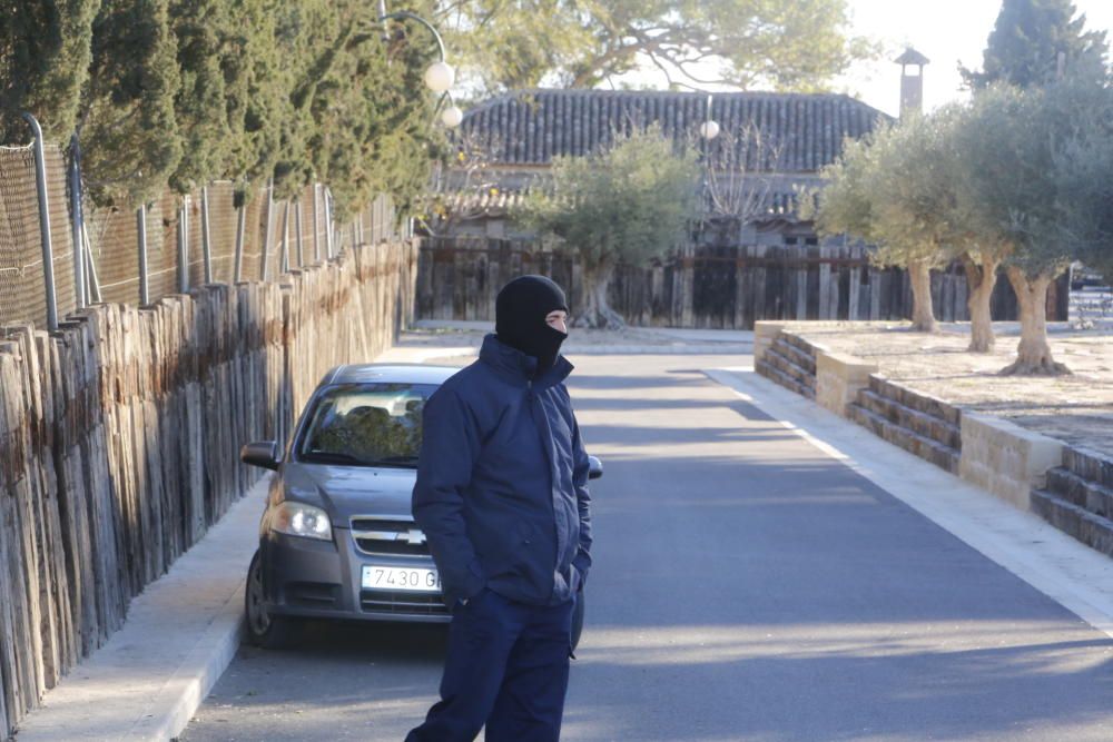 Un agente a las puertas del domicilio de Miguel López, donde fue arrestado