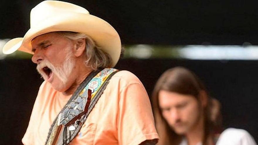 Una fotografía en la que aparece Dickey Betts en concierto.