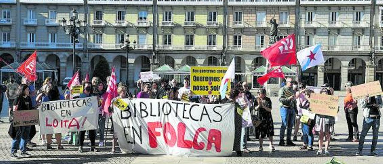 Manifestación de los empleados de la bibliotecas en María Pita el pasado mes de julio.   | // CARLOS PARDELLAS