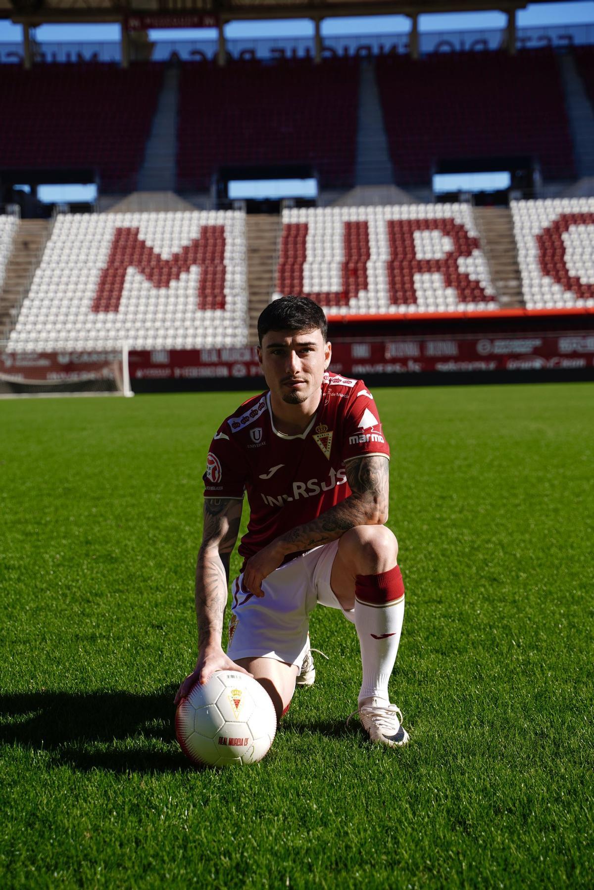 Joel Jorquera, nuevo jugador del Real Murcia, en su presentación en NC.