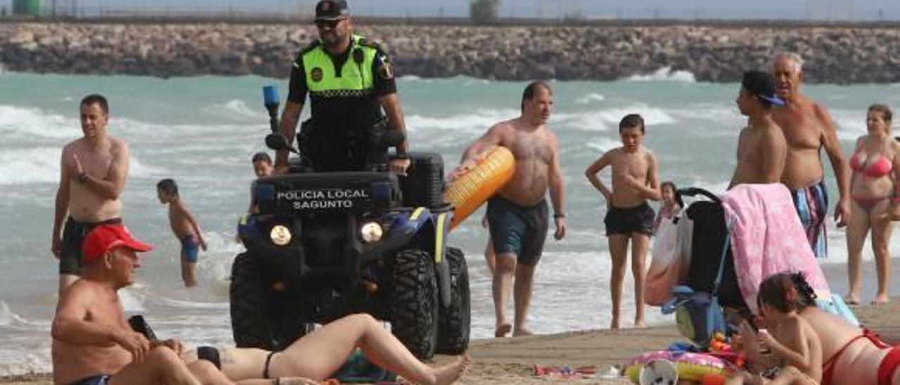 Sacan del agua a los bañistas en el Port por el temor a la carabela portuguesa