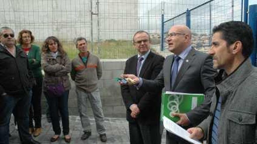 Escámez hablando con los padres a las puertas del instituto.