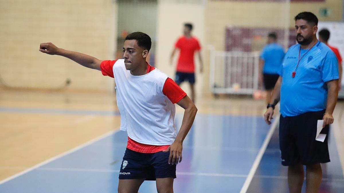 Josan González sigue el entrenamiento de Pulinho durante la nueva pretemporada del Córdoba Futsal.