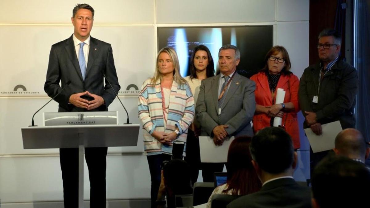 El líder del PPC, Xavier García Albiol, y la de Ciutadans, Inés Arrimadas, con representantes de las víctimas en la rueda de prensa que han ofrecido este miércoles tras su encuentro en el Parlament.