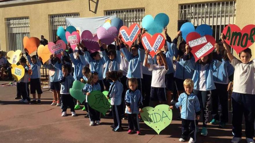 Alumnos del colegio de San Vicente de Paúl durante la celebración en el patio.