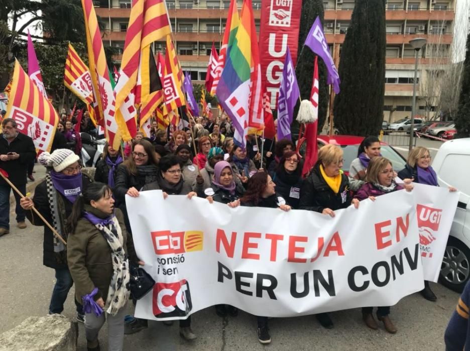 Mes de 300 netejadores protesten a Girona per demanar un nou conveni