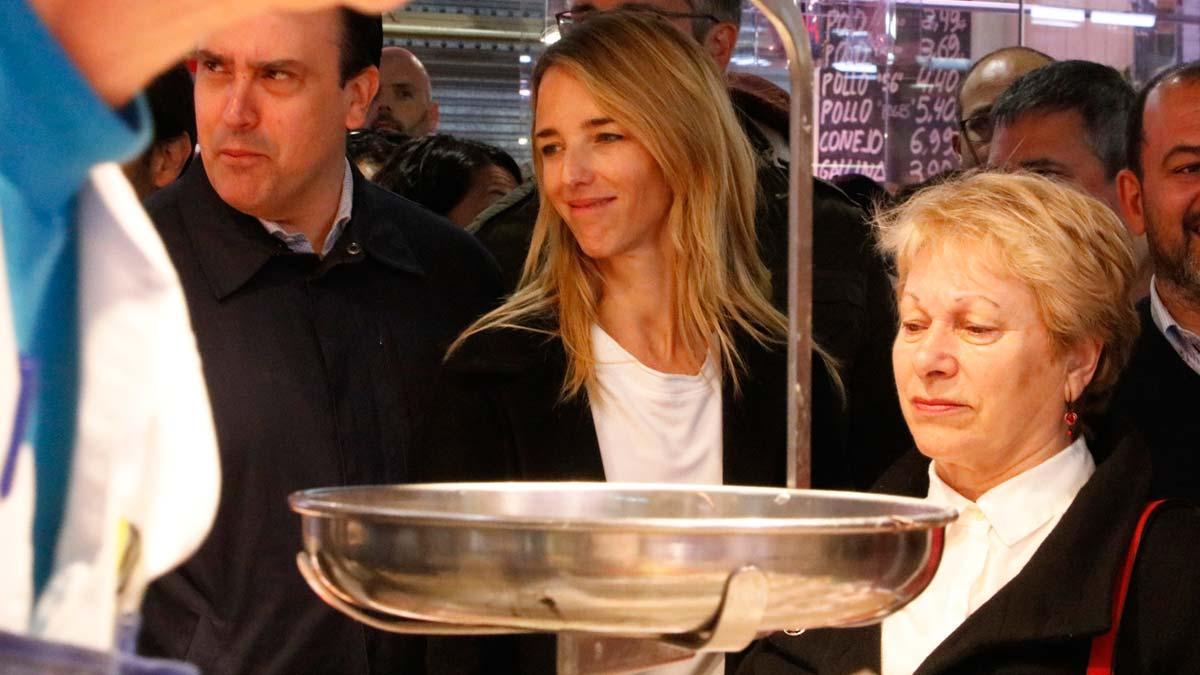 Cayetana visitando un mercado de Cornellà.