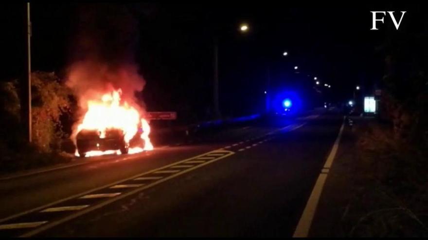 Un incendio calcina un coche mientras circulaba por Bagüín