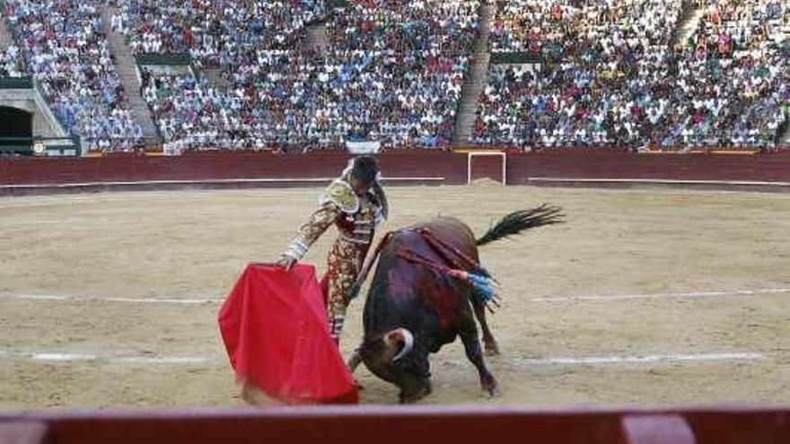 Manzanares da un pase a su primer astado de la tarde.