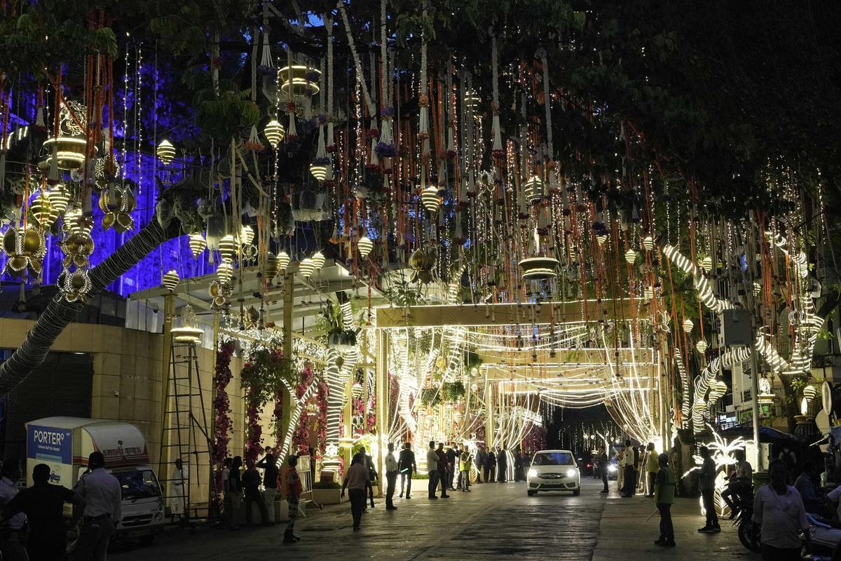 Exterior de la mansió Antilia, casa de Mukesh Ambani, abans de l'inici del casament entre Anant Ambani i Radhika Merchant.