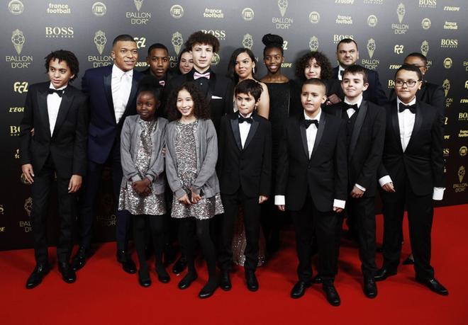 Kylian Mbappé y sus acompañantes llegan a la gala del Balon de Oro France Football 2019 en el Chatelet Theatre en Paris.