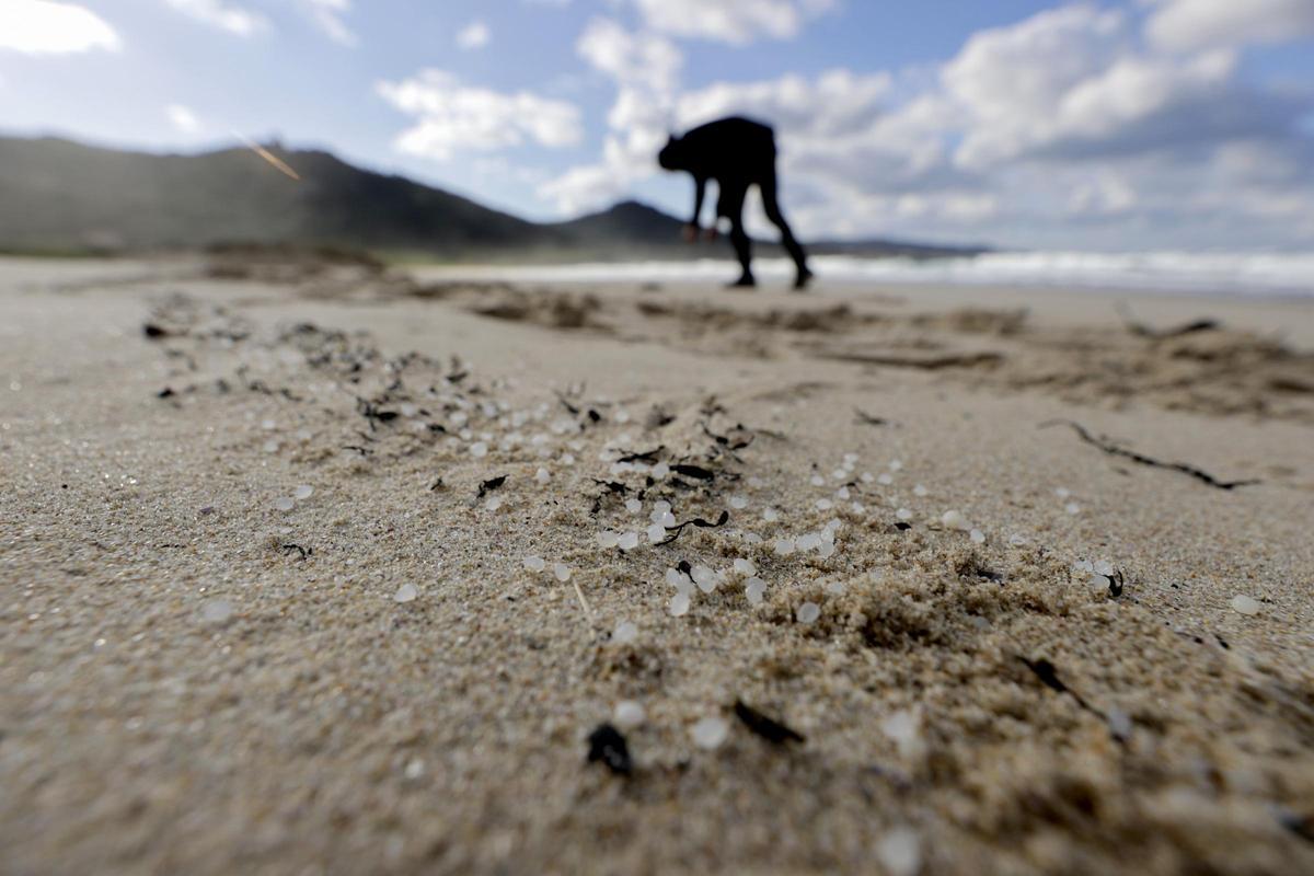 Los pellets se amontonan en las playas de Galicia.