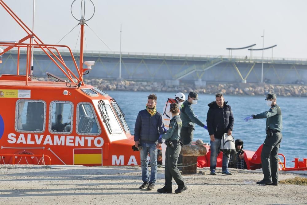 Guardia Civil, Cruz Roja y Salvamento Marítimo han puesto en marcha el protocolo para recepcionar a 24 personas rescatadas en el mar y que ocupaban una patera. 20 hombres y cuatro mujeres