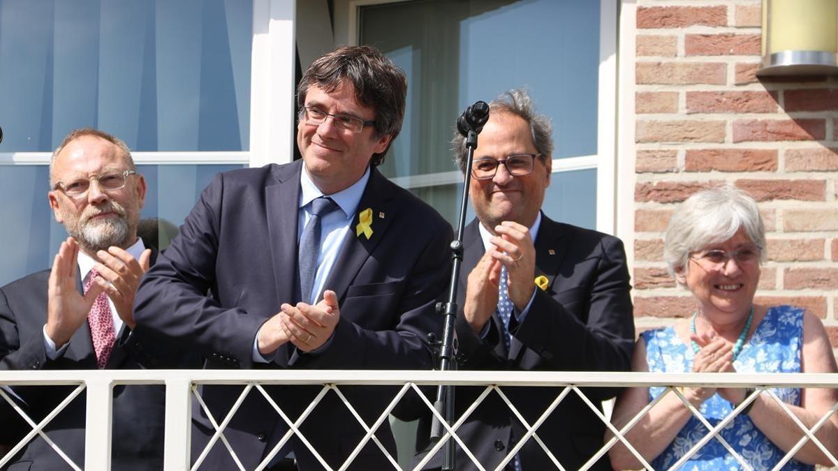 Carles Puigdemont y Quim Torra, en el balcón de la &quot;Casa de la República&quot;, en Waterloo, en Bélgica.