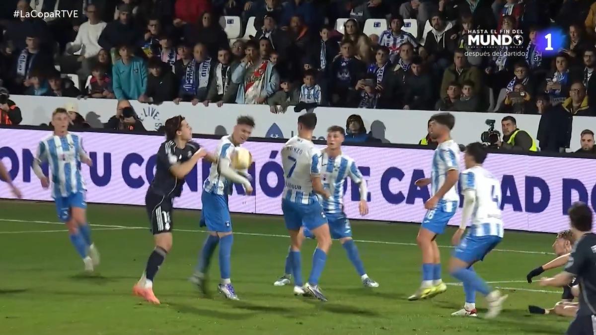Los aficionados del Talavera de la Reina, indignados con el penalti pitado a favor del Madrid