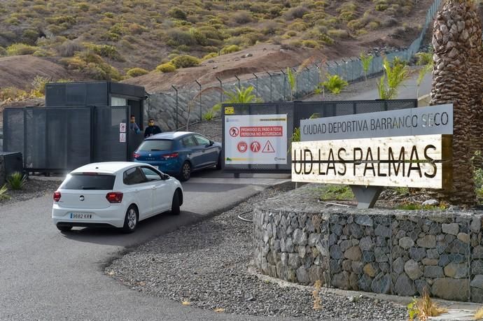 06-05-2020 LAS PALMAS DE GRAN CANARIA. Entrada de personal de la UDLP a las instalaciones de Barranco Seco.  Fotógrafo: Andrés Cruz  | 06/05/2020 | Fotógrafo: Andrés Cruz