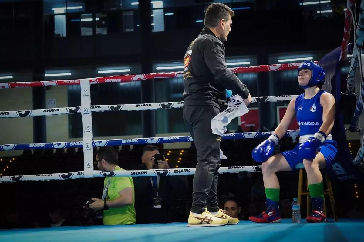 Noelia Gutiérrez, sentada, junto a su entrenador y padre, José Gutiérrez.