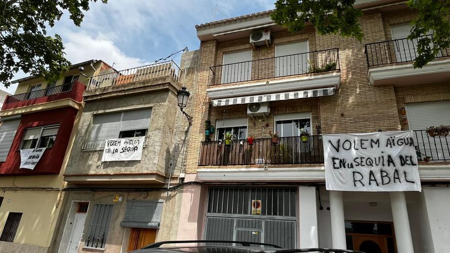 Vecinos de Antella denuncian las molestias de una acequia en desuso