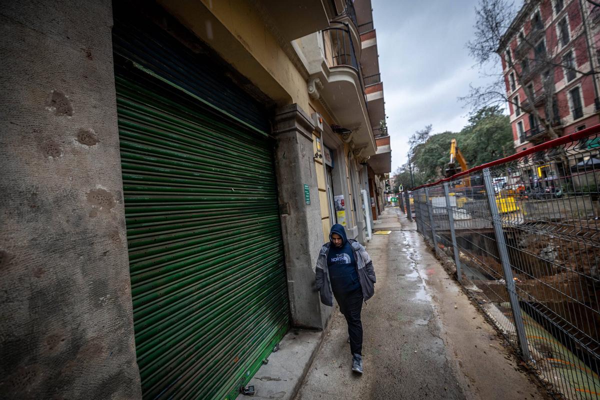 Un negocio cerrado ante las obras de la última fase del nuevo colector del Poble-sec, en la calle Vila i Vilà de Barcelona.