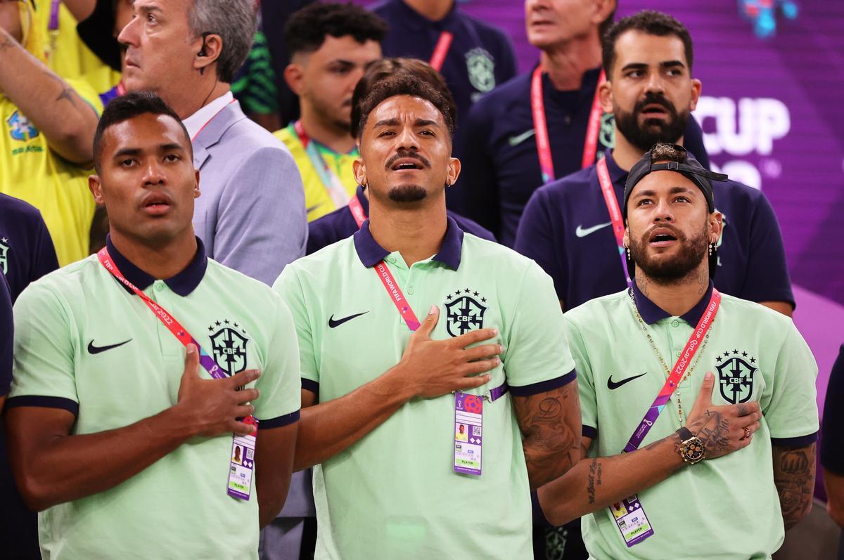 Danilo, Alex Sandro y Neymar Jr cantan el himno de su selección en la grada del Camerún vs Brasil
