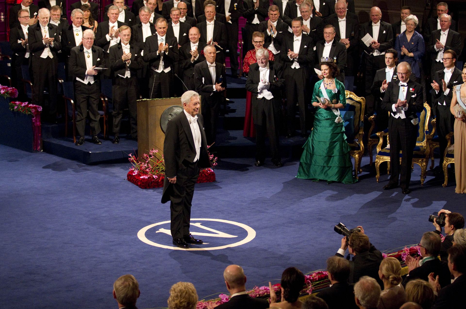 Mario Vargas Llosa recibiendo el Premio Nobel de Literatura en 2010