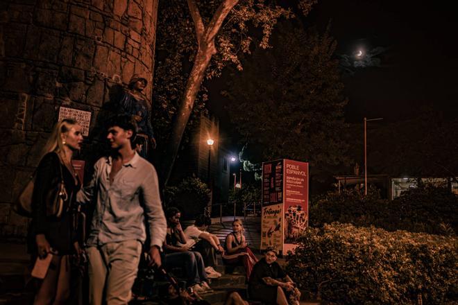Jóvenes de Barcelona se topan con el eclipse lunar al salir de la discoteca: "Ya tuve suficiente con el anterior"