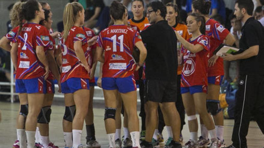 José Ignacio Prades dando instrucciones a sus jugadores.