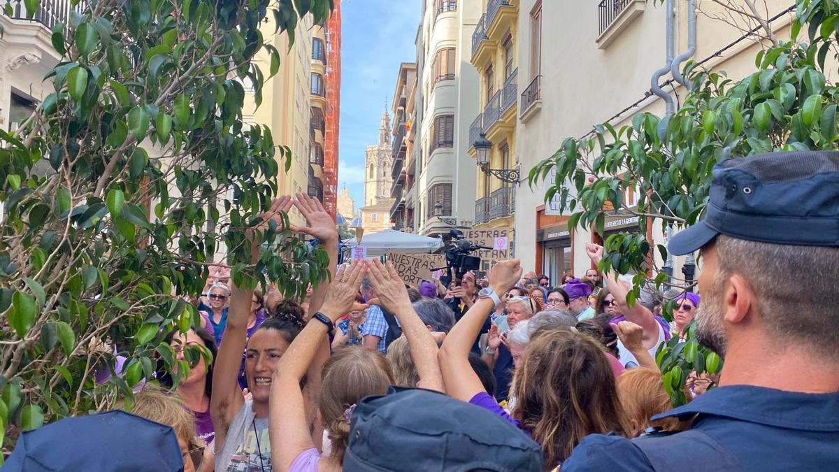 Protesta feminista ante les Corts Valencianes