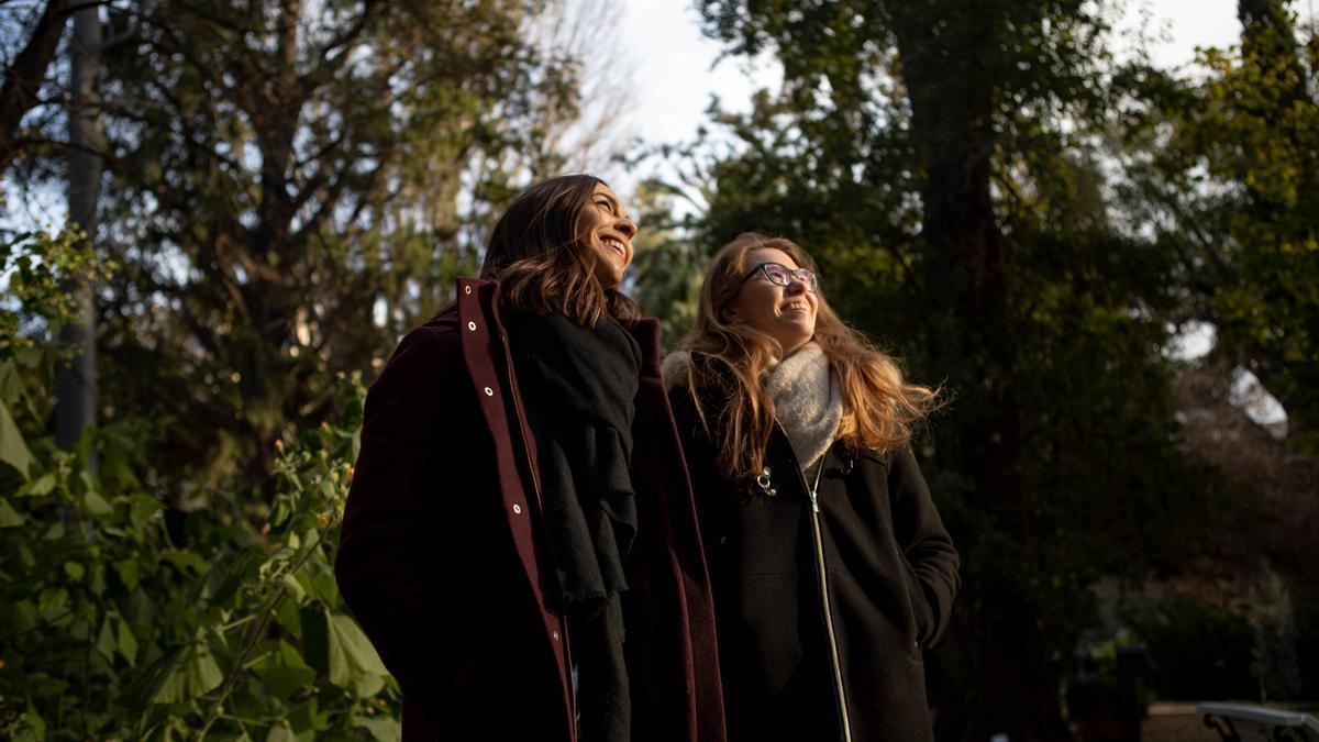 Loreto Crespo y María Sánchez observan una especie del jardín botánico.