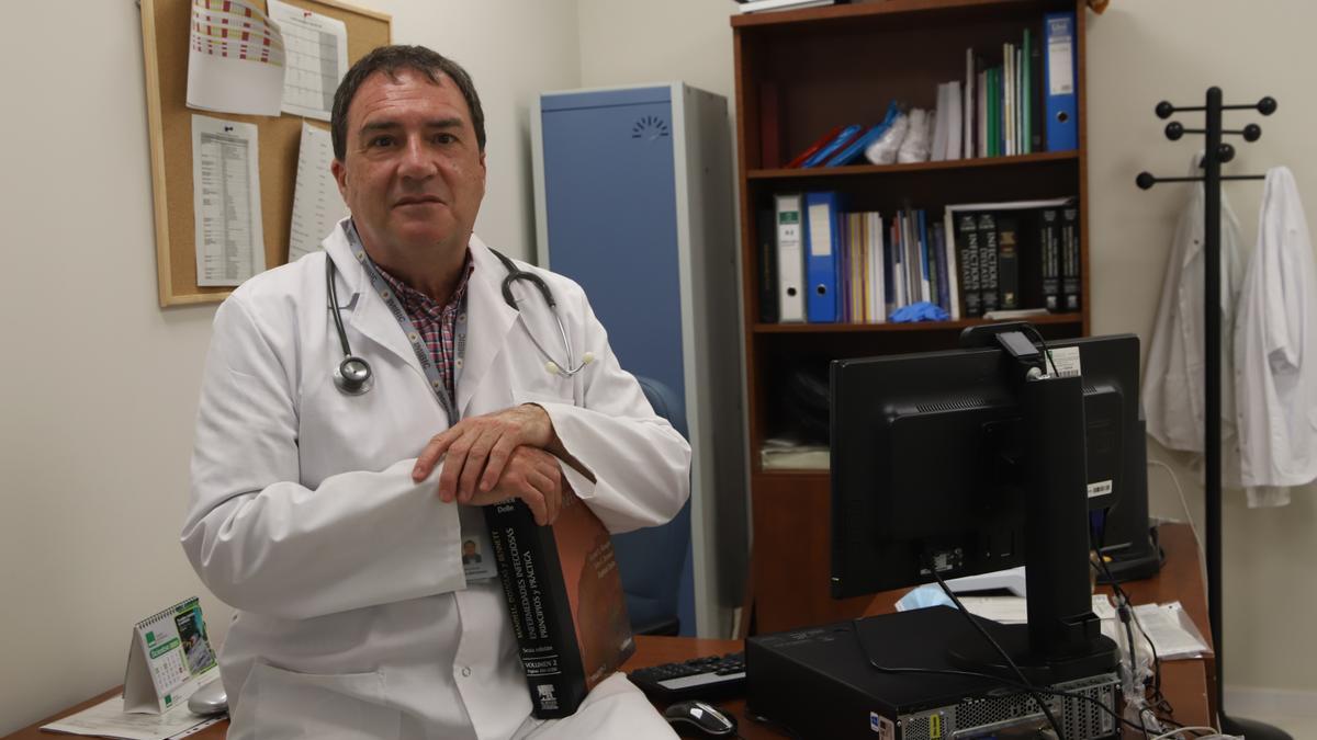 Antonio Rivero, jefe de sección de Enfermedades Infecciosas del hospital Reina Sofía.