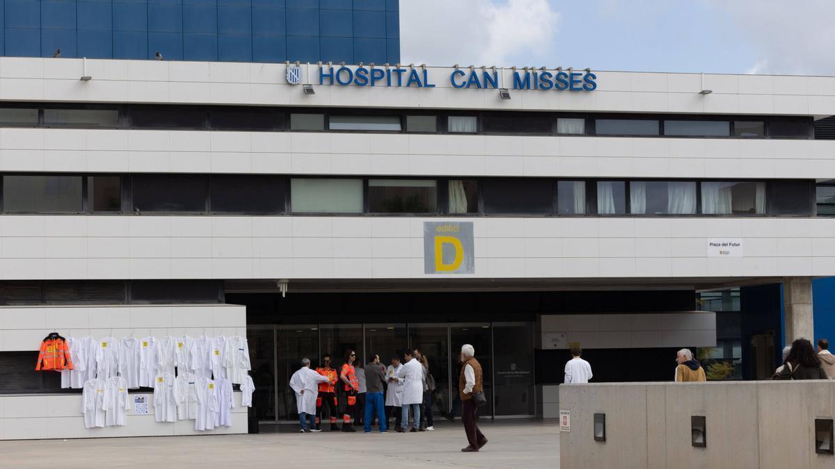 Fachada del hospital de Can Misses durante una jornada de huelga de los profesionales de la salud