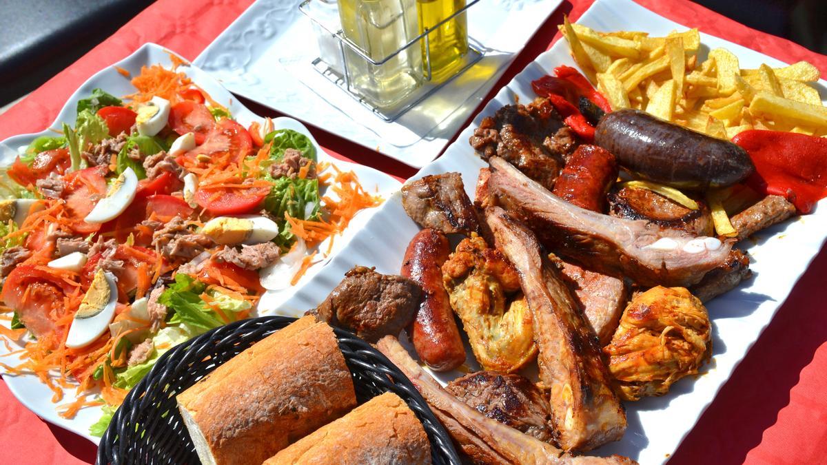 Parrillada de carnes y ensalada de la casa en el D´ibán de Somiedo en La Peral (Somiedo)