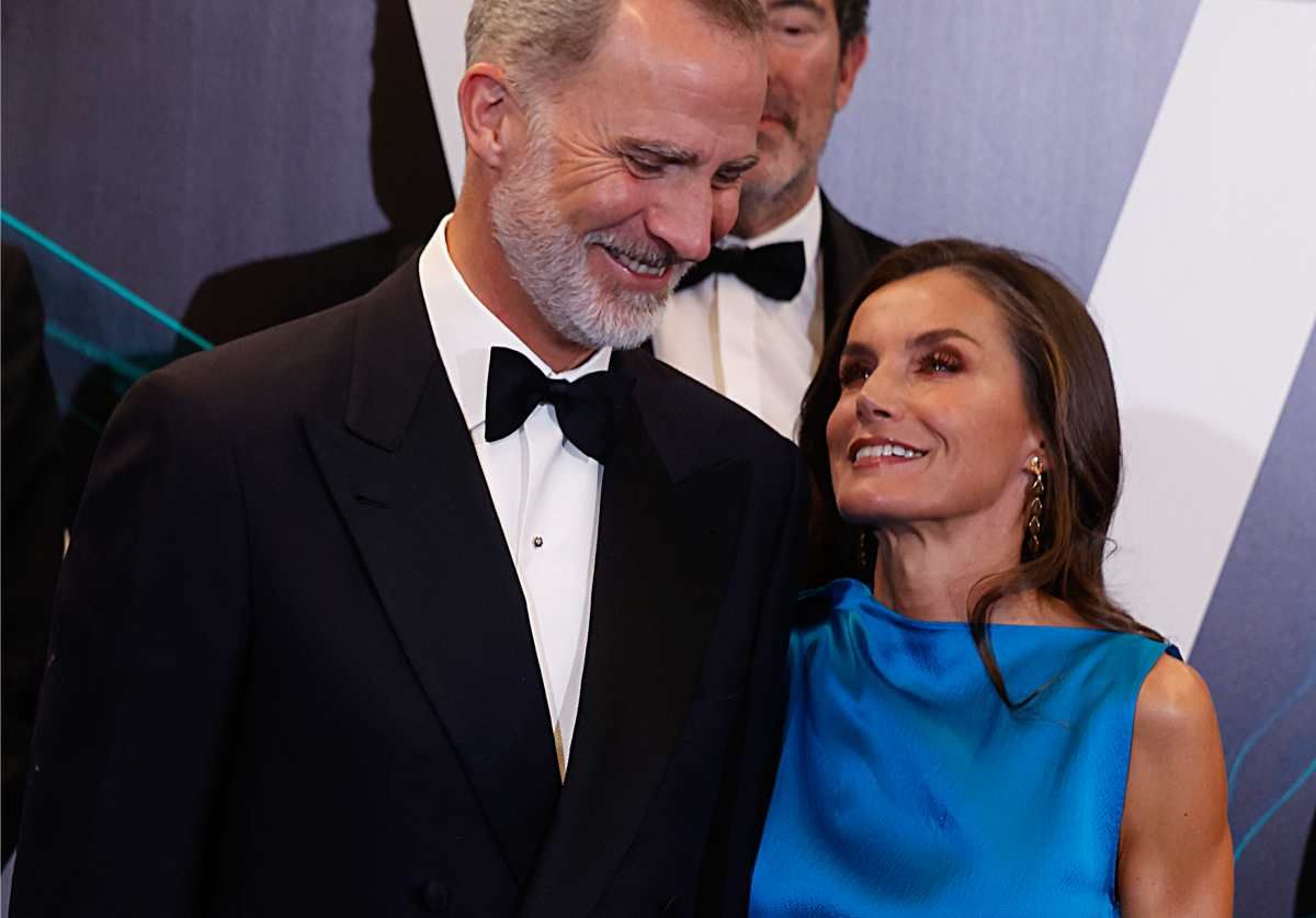 La reina Letizia estrena un llamativo conjunto satinado 'made in Spain'