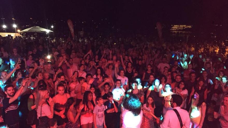 Más de cinco mil personas en la fiesta de Cope Mallorca en la playa de Santa Ponça