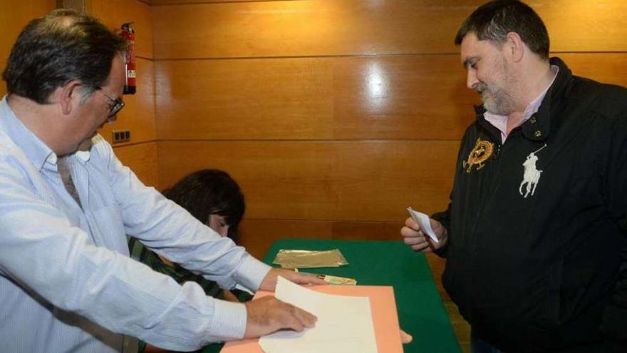 Antonio Lema (derecha) durante la asamblea en la que resultó elegido presidente. // Noé Parga