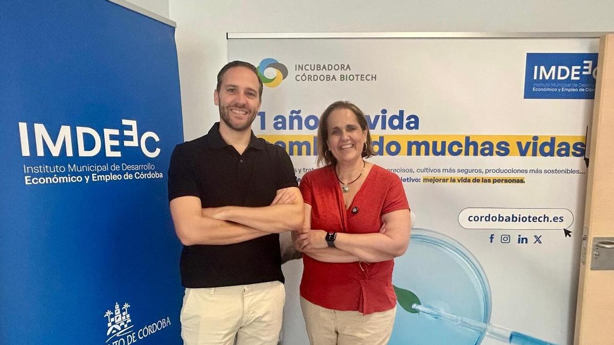 Carlos Pérez, cofundador de Cobiomic, y la presidenta del Imdeec, Blanca Torrent.