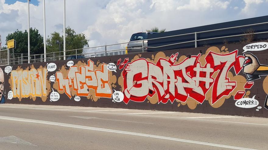 El espectacular graffiti se ha realizado en un gran muro de unos 20 o 25 metros de largo del camí dels Boverals, de propiedad municipal.